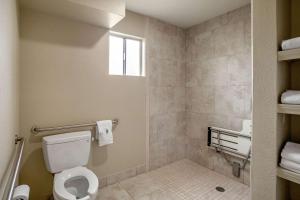 ein Bad mit einem WC und einem Fenster in der Unterkunft Quality Inn & Suites El Cajon San Diego East in El Cajon