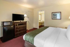 Habitación de hotel con cama y TV de pantalla plana. en Quality Inn & Suites El Cajon San Diego East, en El Cajon