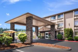 un aparcamiento de hotel con un edificio en Quality Inn & Suites Silverdale Bangor-Keyport, en Silverdale