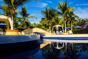 ein Resort-Pool mit Rutsche und Palmen in der Unterkunft Ixtapa Palace in Ixtapa