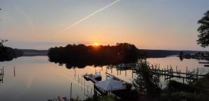 ポツダムにあるPension am Lehnitzseeの湖の夕日(ボートドック付)