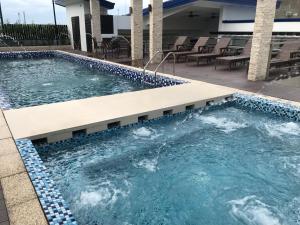 basen z niebieskimi płytkami na patio w obiekcie Blue Lotus Hotel w mieście Davao