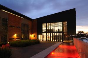 un bâtiment avec des lumières rouges devant lui dans l'établissement aha Kathu Hotel, à Kathu