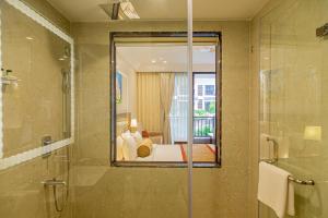 Bagno di Sobit Sarovar Portico