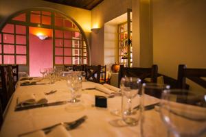 菲亞納蘭楚阿的住宿－Tsara Guest House，餐厅的一张桌子,上面有白色的桌布