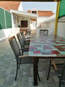 einen Tisch und Stühle auf einer Terrasse in der Unterkunft Apartment with sea view terrace in Betina