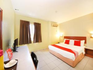 Кровать или кровати в номере Super OYO 447 Comfort Hotel Meru