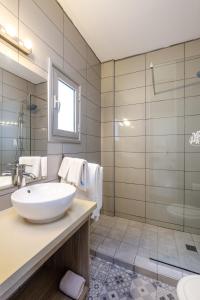 y baño con lavabo blanco y ducha. en Pandream Hotel Apartments, en Pafos