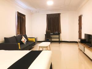 Televisyen dan/atau pusat hiburan di K.C Hotel