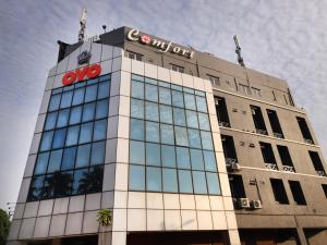 a building with a sign on the top of it at Super OYO 447 Comfort Hotel Meru in Klang