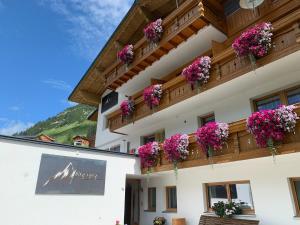 a building with flowers on the side of it at MBZ Birg 1414 in Warth am Arlberg