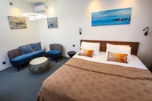 SV Hotel tesisinde bir odada yatak veya yataklar
