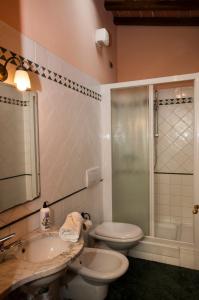 菲利內瓦爾達諾的住宿－I Gelsi，浴室配有卫生间、盥洗盆和淋浴。