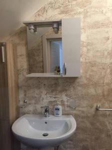 uma casa de banho com um lavatório branco e um espelho. em casa Lombardi em Palazzo San Gervasio