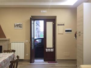uma porta que leva a um quarto com um carro no exterior em casa Lombardi em Palazzo San Gervasio