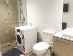 Uma casa de banho em Large 2B2B Near Southern Cross FreeParking GYM POOL