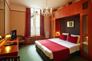 Tempat tidur dalam kamar di Parkhotel Mastbosch Breda