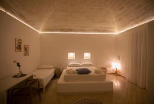 een slaapkamer met 2 bedden en een tafel met een bureau bij Cocciu d'amuri in San Vito lo Capo