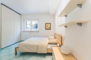 una camera con due letti e una finestra di Finbaja Resort a Vasto