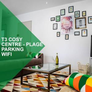 ein Wohnzimmer mit Sofa und Tisch in der Unterkunft F3 - Guerin Locations Biarritz in Biarritz