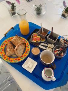 ein Tablett mit einem Teller Essen auf dem Tisch in der Unterkunft Aux 2 lots in Sorbiers