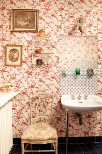 La salle de bains est pourvue d'un lavabo et de 2 chaises. dans l'établissement La Marcotte - Pierres d'Histoire, à Saint-Martin-en-Bière
