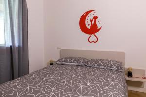 a bedroom with a bed with a cat sticker on the wall at Appartamento Sonelia in Polcenigo