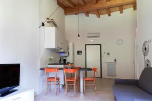 uma cozinha e sala de estar com mesa e cadeiras em Appartamento Sonelia em Polcenigo