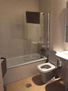 a bathroom with a toilet and a tub and a sink at Condado de Alhama in Alhama de Murcia