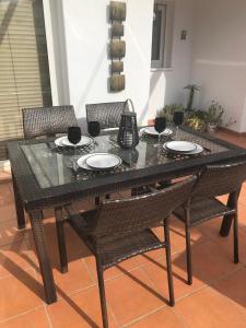una mesa negra con sillas y copas de vino. en Condado de Alhama, en Alhama de Murcia