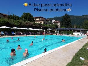un gruppo di persone in piscina di Le Casine del Borgo a Borgo a Mozzano