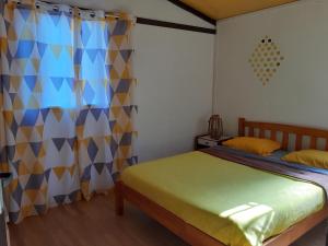 Un pat sau paturi într-o cameră la case creole