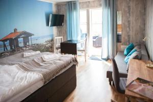 a bedroom with a bed with a view of the ocean at Drottning Ödas Boende in Degerhamn