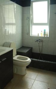 ห้องน้ำของ Affordable luxury garden apartment