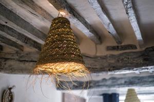 una lámpara colgada del techo en Carpe Diem en Tourrettes-sur-Loup