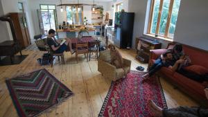 un gruppo di persone seduti in un soggiorno di Karma Hostel a Martvili