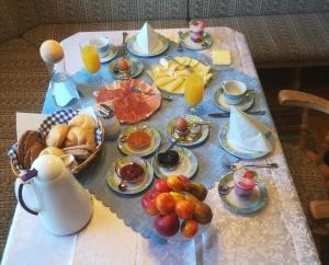 Options de petit-déjeuner proposées aux clients de l'établissement Pension Gasser im Virgental