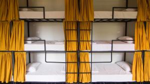 Ένα ή περισσότερα κρεβάτια σε δωμάτιο στο Karma Hostel