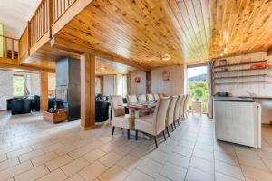 Η κουζίνα ή μικρή κουζίνα στο Le Château-Ferme de Laval : La Grange