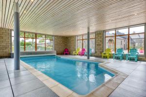 Πισίνα στο ή κοντά στο Le Château-Ferme de Laval : La Grange