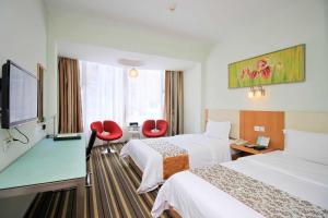 a hotel room with two beds and two red chairs at Shanshui Trends Hotel - Huaqiangbei in Shenzhen