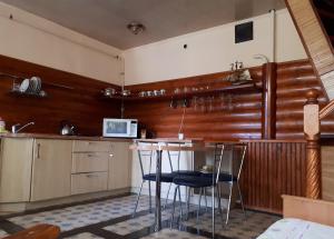 Una cocina o zona de cocina en Cottage in Yalta