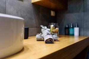 una toalla sobre un mostrador con botellas de vino en M&D Luxury Suites in central Athens, en Atenas