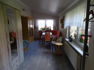 Habitación con mesa y sillas. en Haus Lisa, en Cottbus