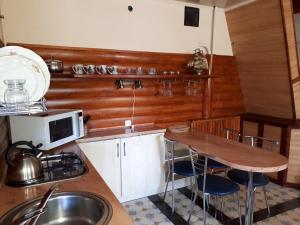 Una cocina o zona de cocina en Cottage in Yalta