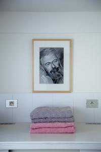 a picture of a man on a shelf with a towel at B&B Tempelhof in Ghent