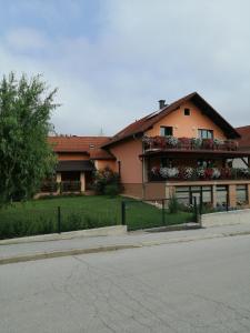 ein Gebäude mit Blumenkästen an der Seite in der Unterkunft Apartment Pavlešić in Slunj