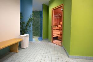 bagno con pareti verdi e servizi igienici di Berghof Mitterberg a Gröbming