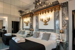 リスボンにあるTeatro Boutique Rooms & Suitesのベッド2台と椅子2脚があるホテルの部屋