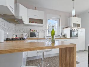 Køkken eller tekøkken på Holiday Home Amber by Interhome + 35 billeder